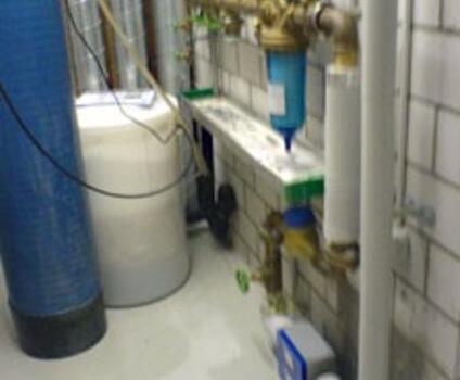 Das Mediagon Wasseraufbereitungsgerät schützt gegen Kalkablagerungen.